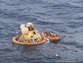 Die Apollo-11-Kapsel nach der Wasserung